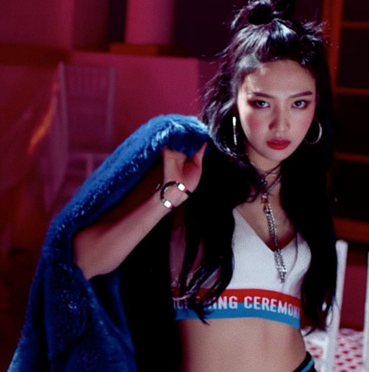 Joy Red Velvet ponytail