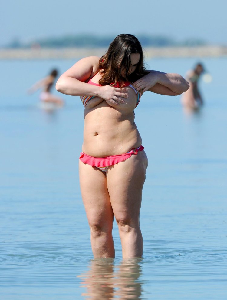 Louise Morgan plus size on the beach