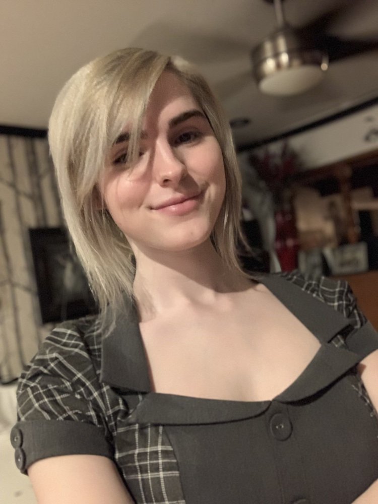 Ella Hollywood ladder