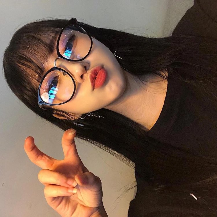 Ulzzang girl Korea short hair with glasses