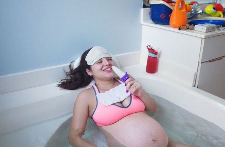Pregnant women give birth in water