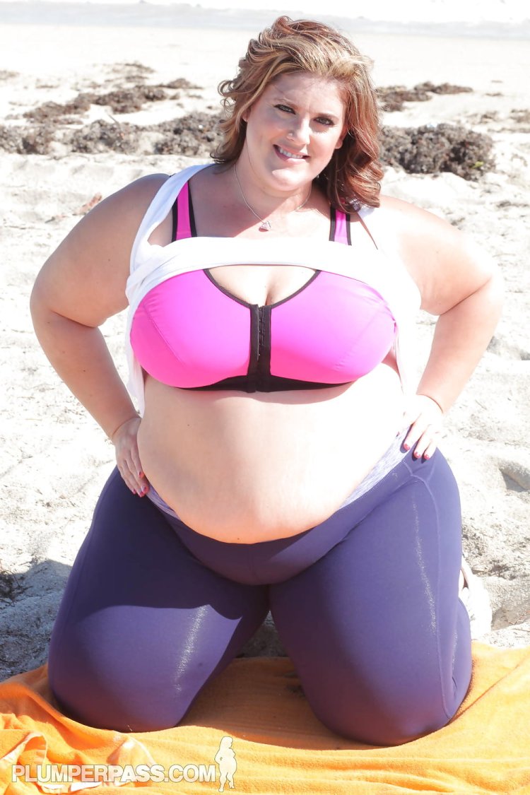 Curvy ladies in the pool