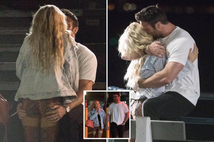 Kean Johnson kissing