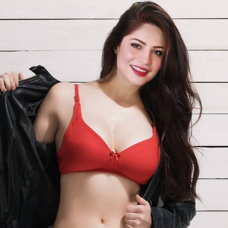 Neelam Muneer hot