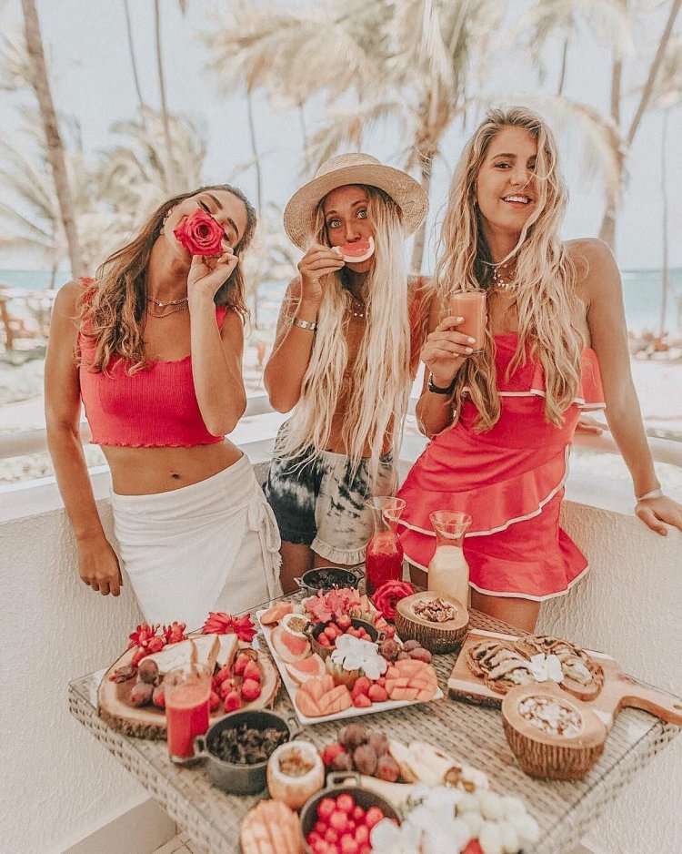 Vacationing at the seaside with a friend