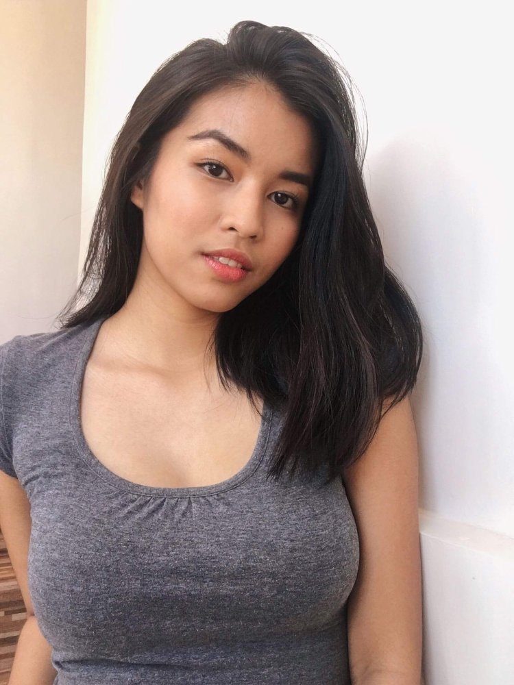 Filipino girls selfie