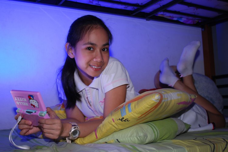 Philippines girl with limbs