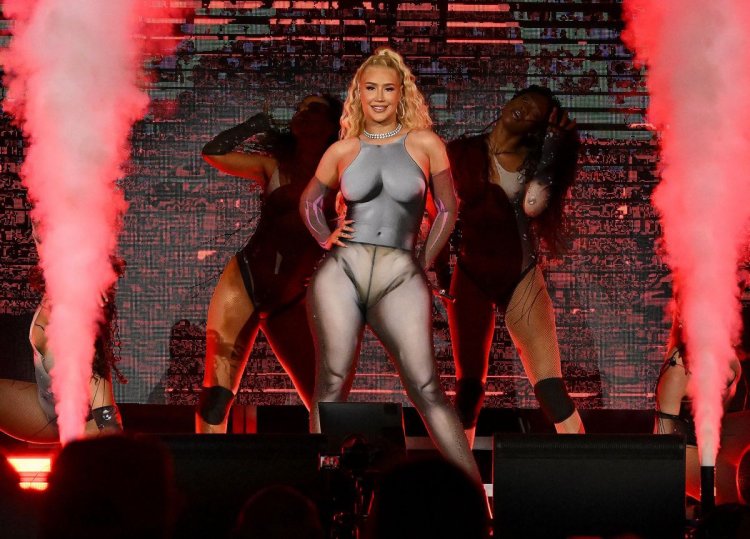 Iggy Azalea naked dress on stage