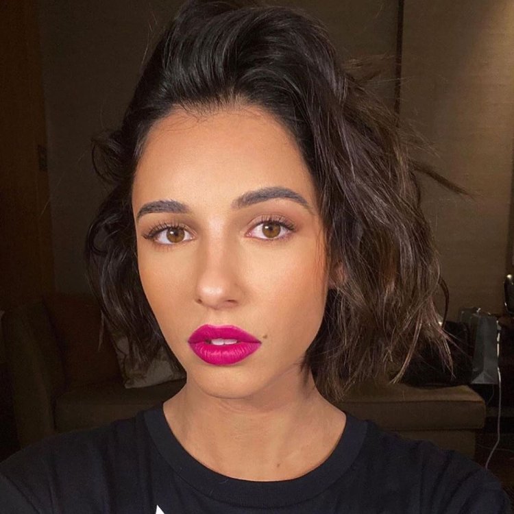 Naomi Scott makeup and frizzy
