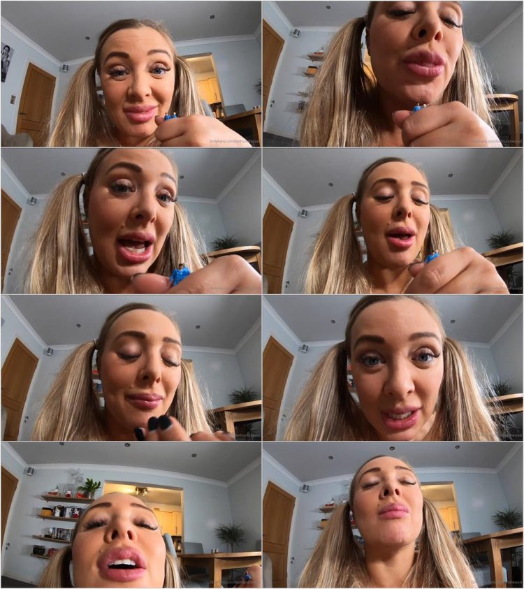 Twitter Beth Bennett - having my way with myself!