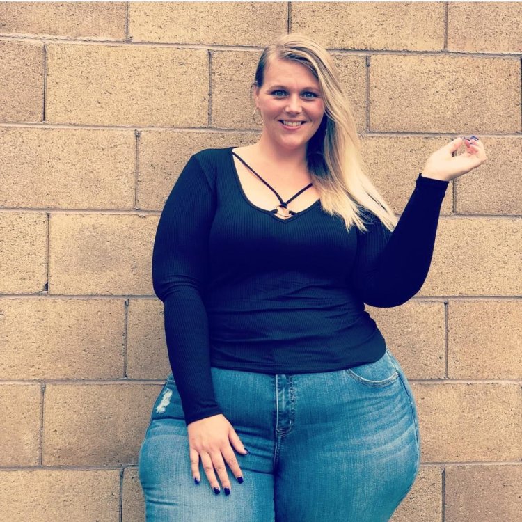 Victoria Manas plus size