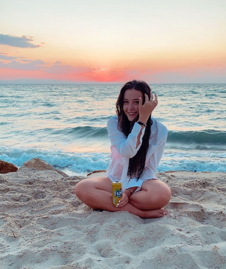 Lucy Thomas swimsuit singer