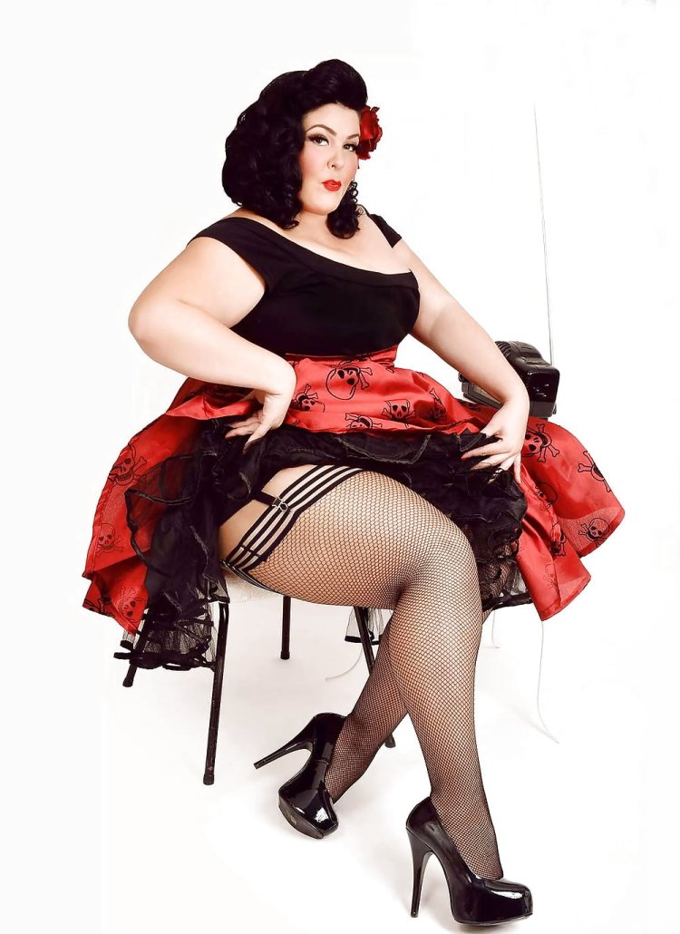 Curvy girls in pantyhose