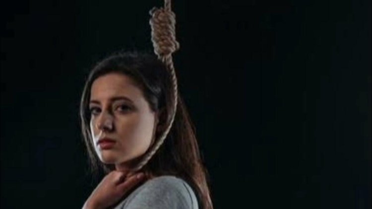 Photoshoot with a noose around the neck