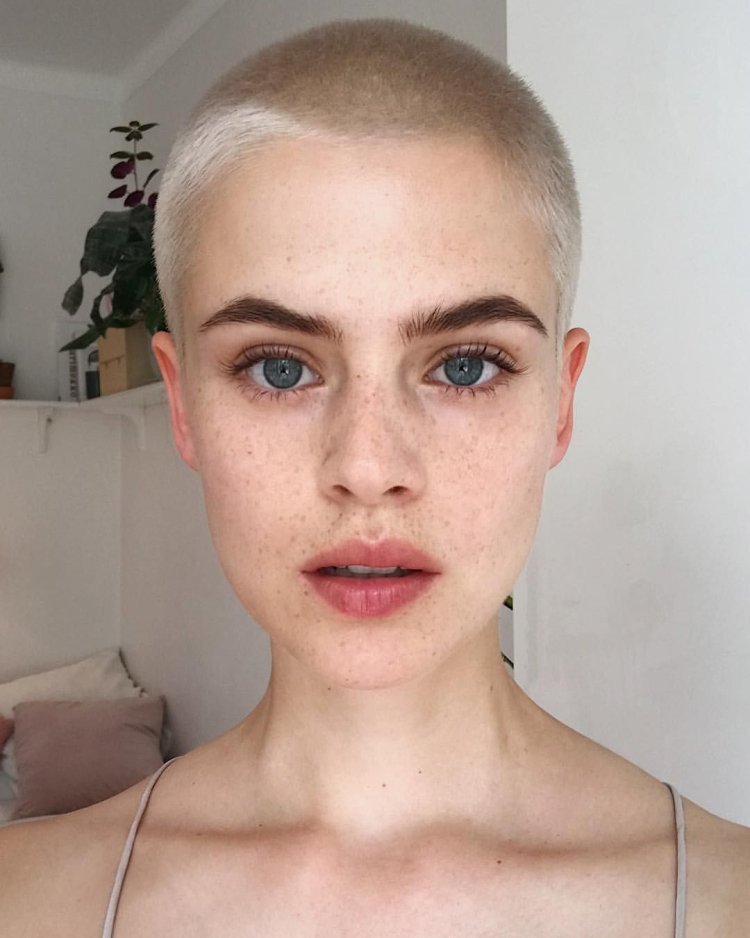 Nina VYDRITS bald