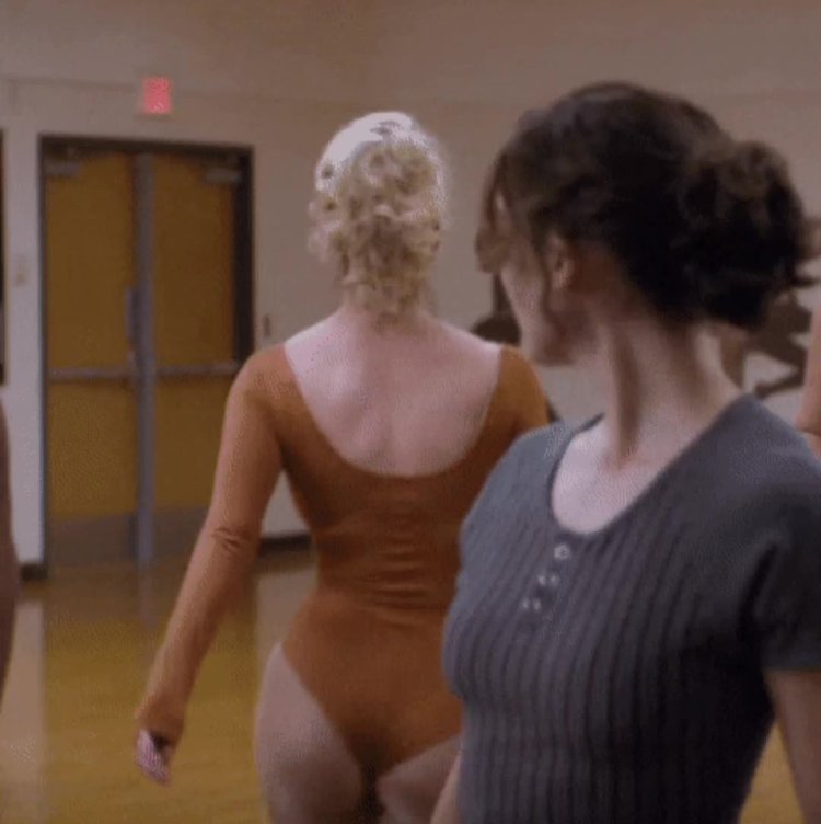 Betty Gilpin breasts