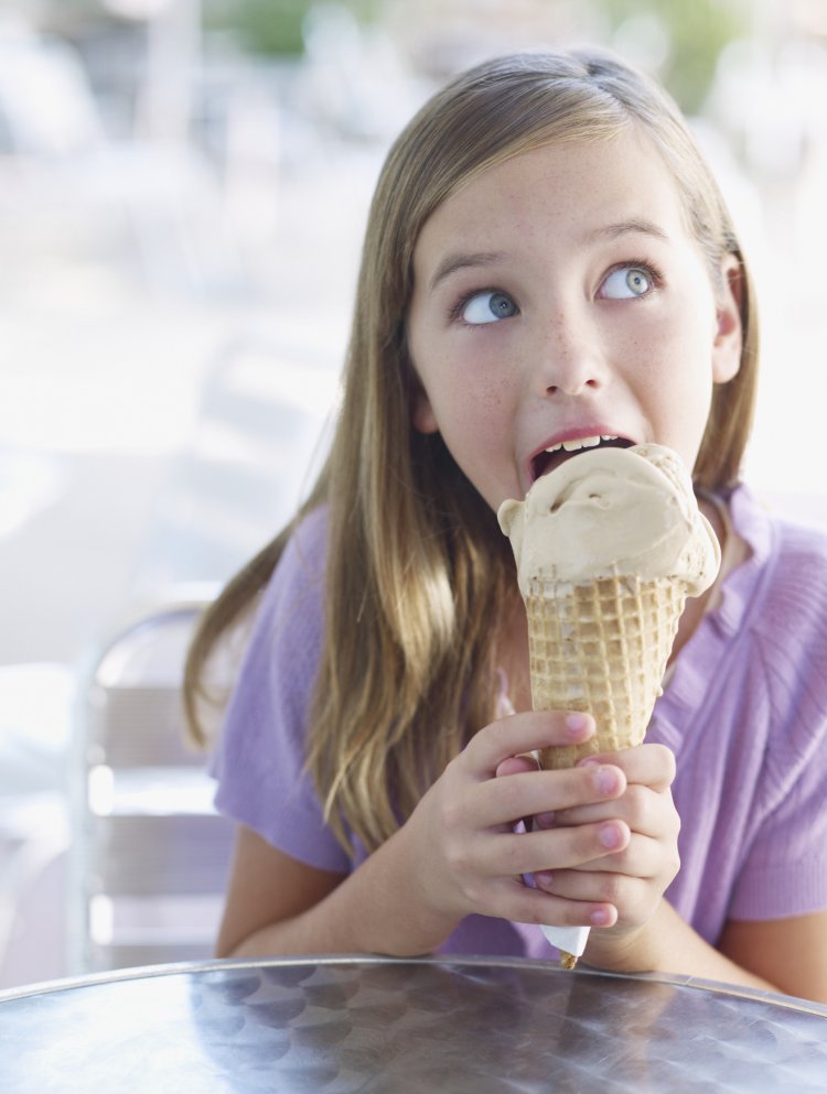 Children lick ice cream