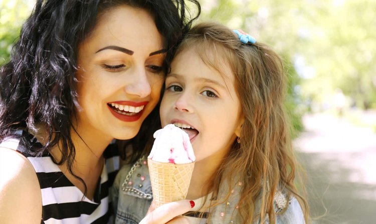 Mom with daughter and ice cream