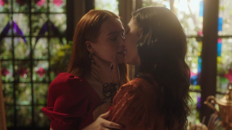 Riverdale cheryl and veronica kiss