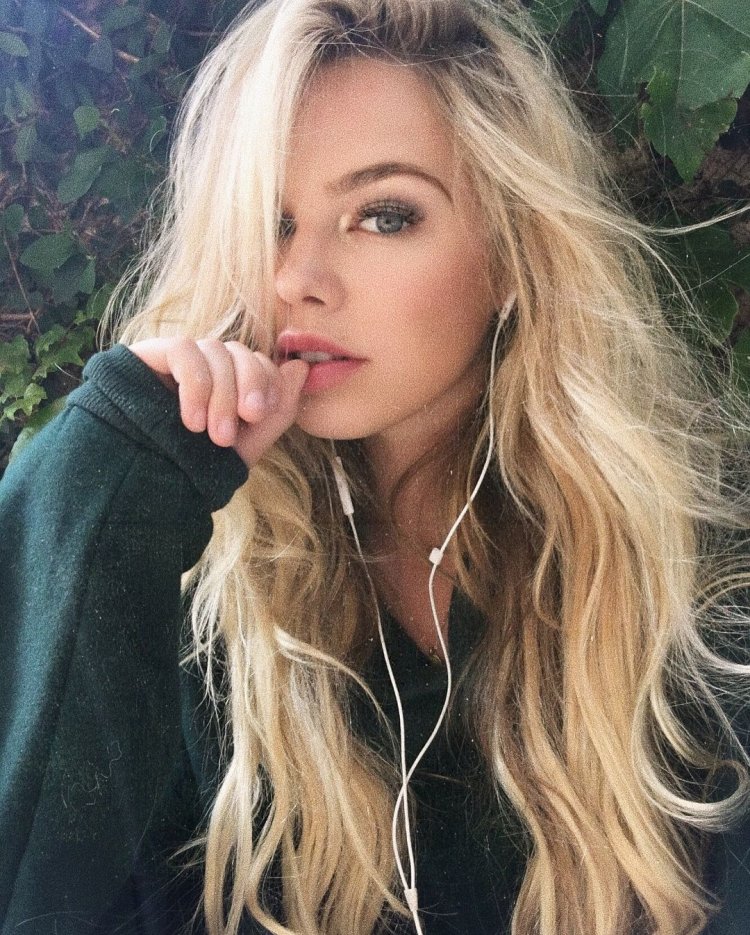 Janae Roberts selfie