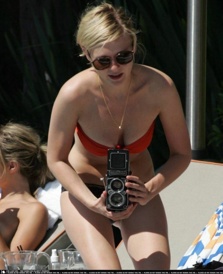 Kirsten Dunst flew off swimsuit