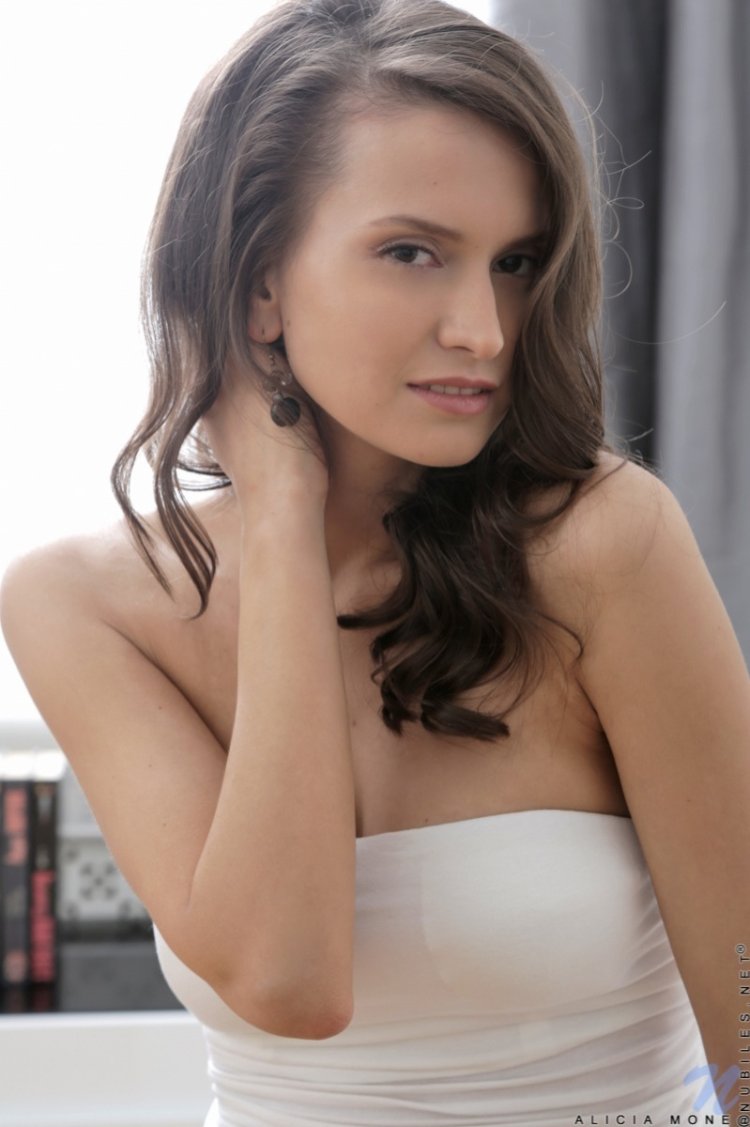 Model Alicia Mone Antonia