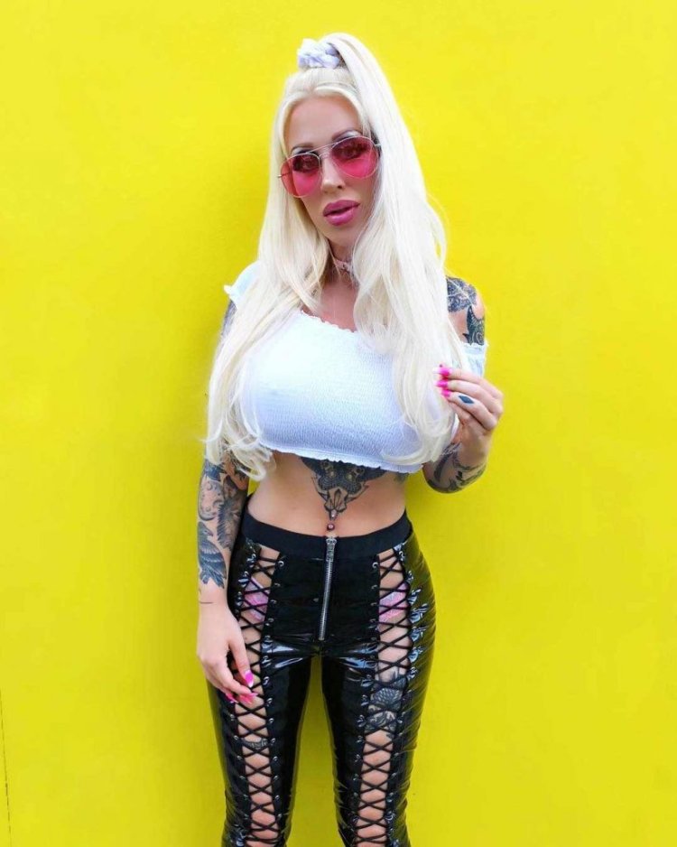 Alicia Amira bimbo latex