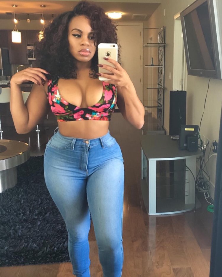 Ebony beautiful ass selfie