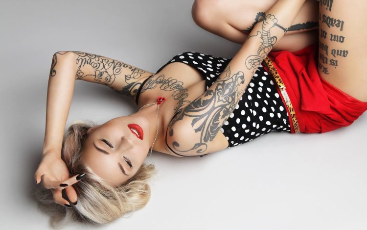 Tattoo model Sara Fabel