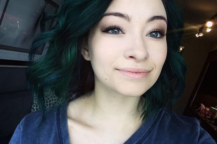 Jodelle Ferland with green vrloses