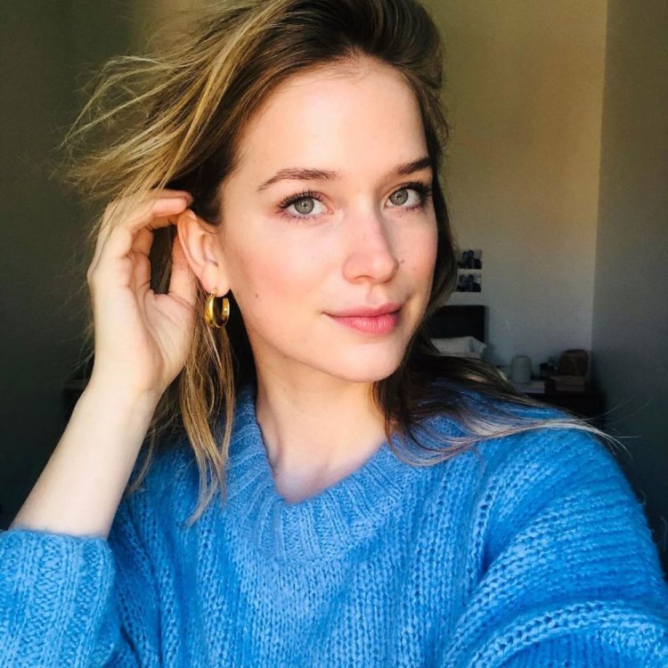 Elizabeth Lail 2022