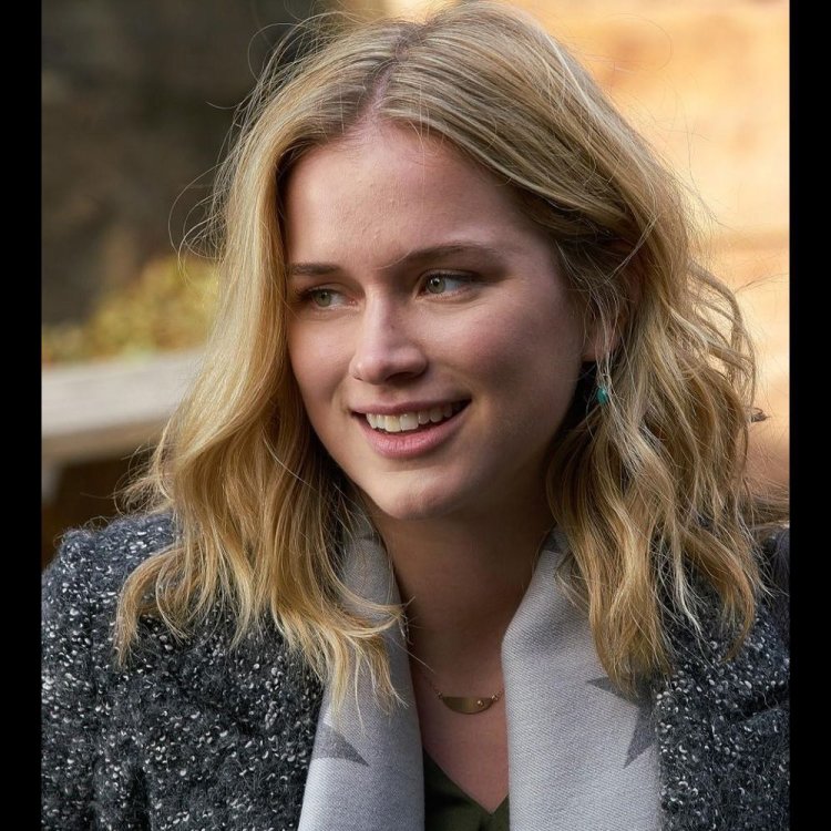 Elizabeth Lail on Street