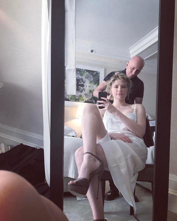 Hayley Bennett legs