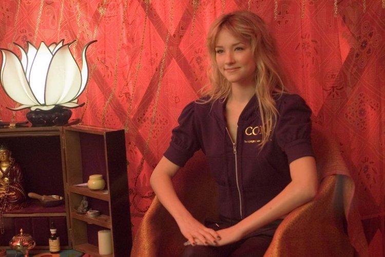 Hayley Bennett out of sight out of the chart