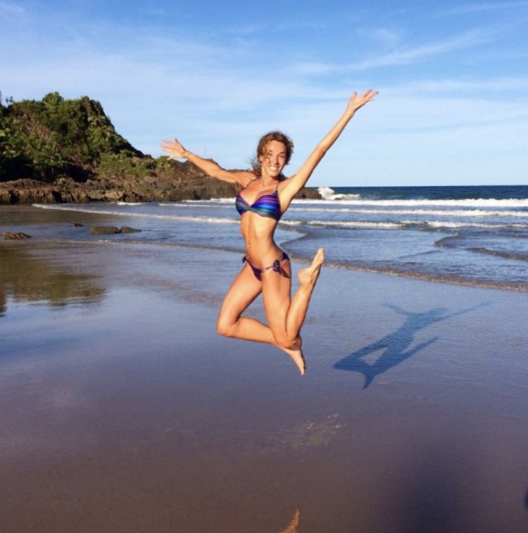 Elodie fountain in bikini