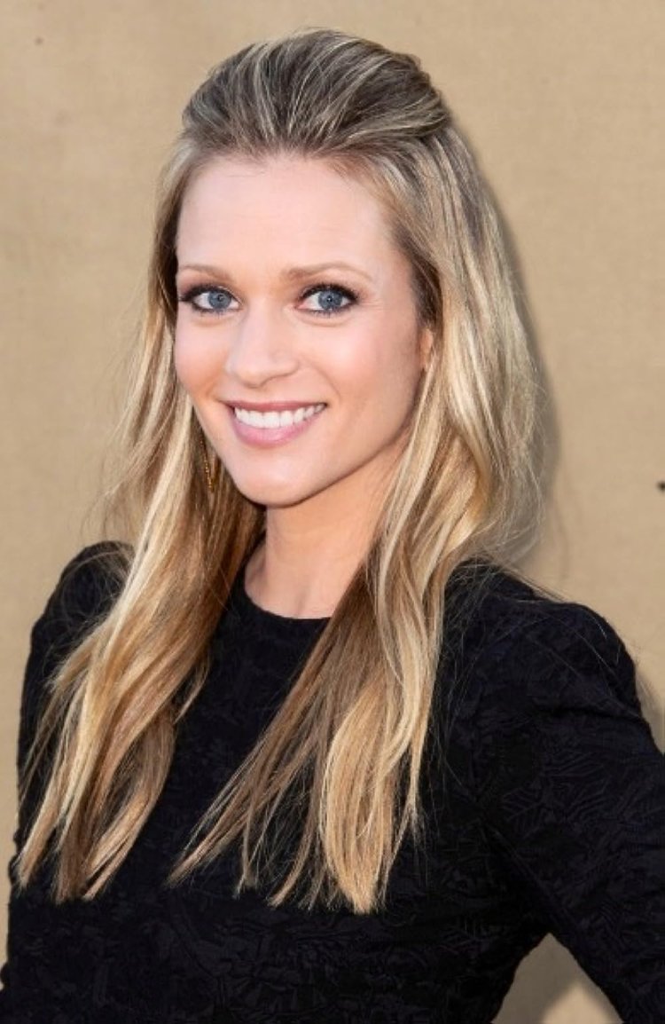 AJ Cook 2013