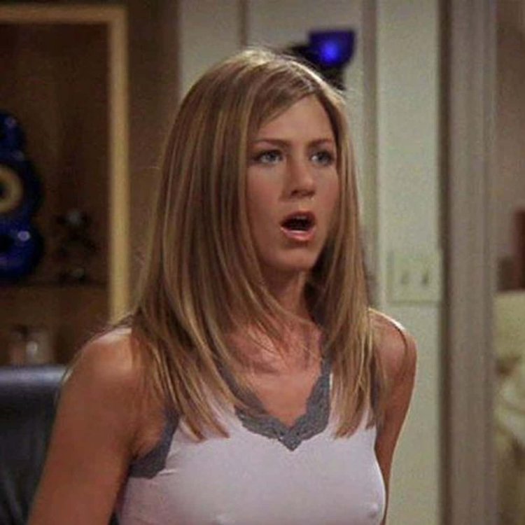 Jennifer aniston no bra