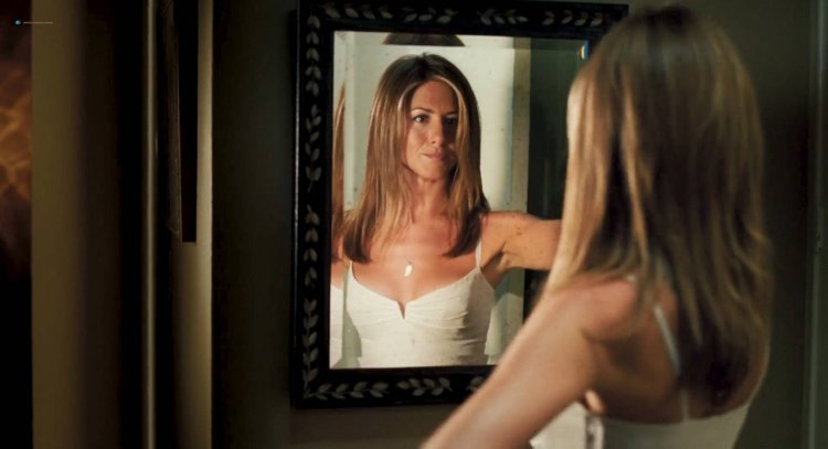 Jennifer aniston breasts in movies