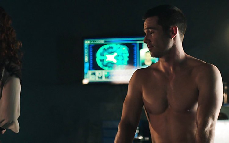 Luke Macfarlane torso