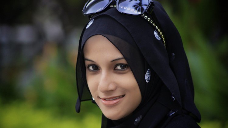 Zayna, Muslim
