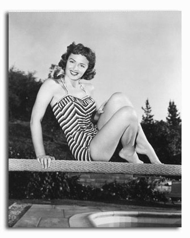 Top beauties of Instagram in a pose