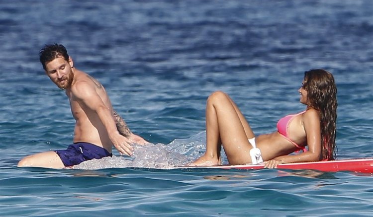 Antonella Roccuzzo and Lionel Messi on the beach