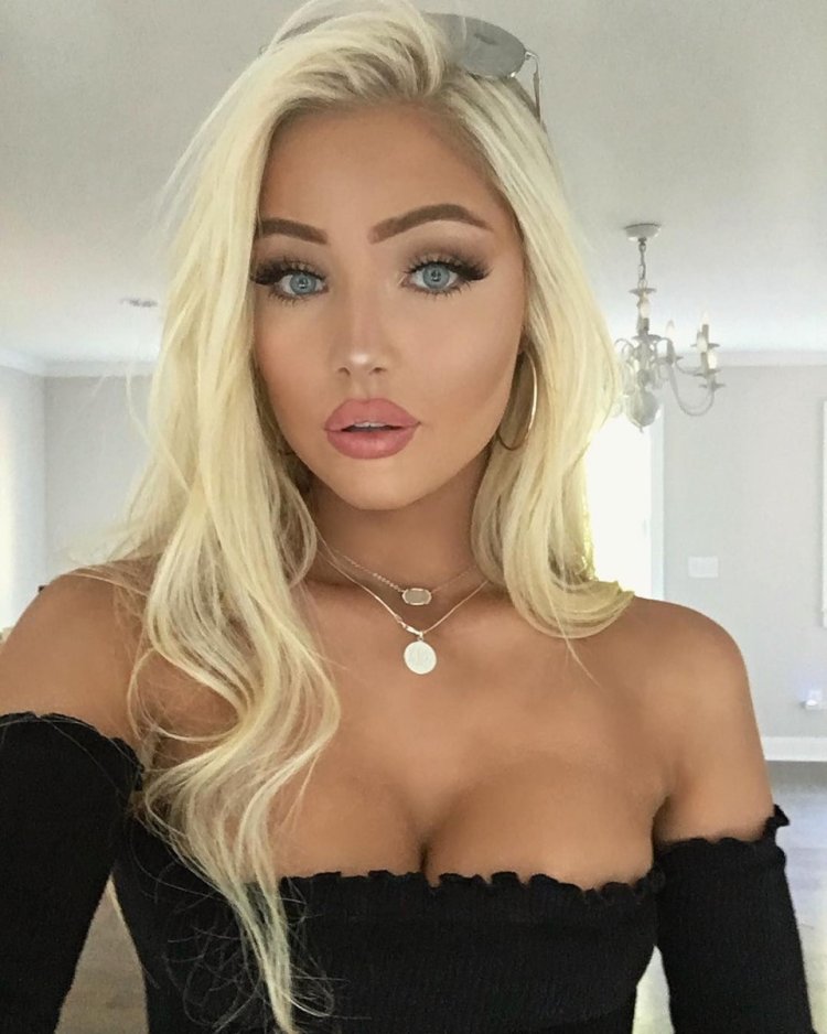 Katerina Rozmajzl in bikini