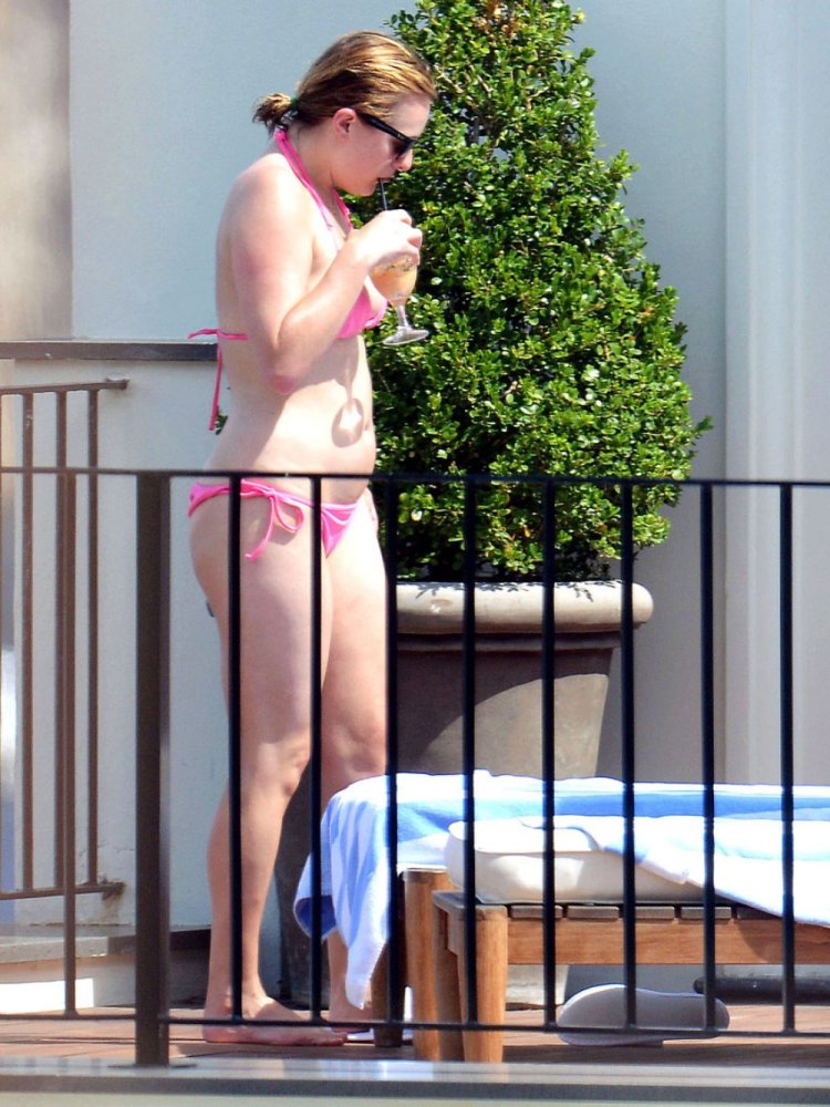 Elisabeth Moss paparazzi