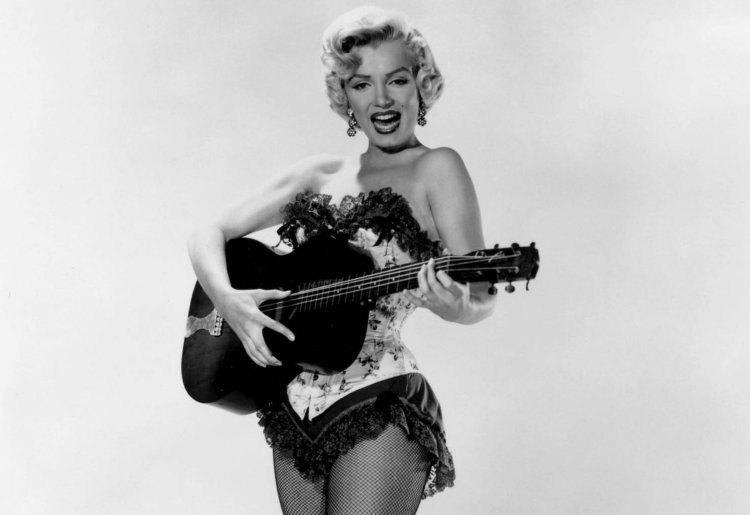 Marilyn Monroe sings