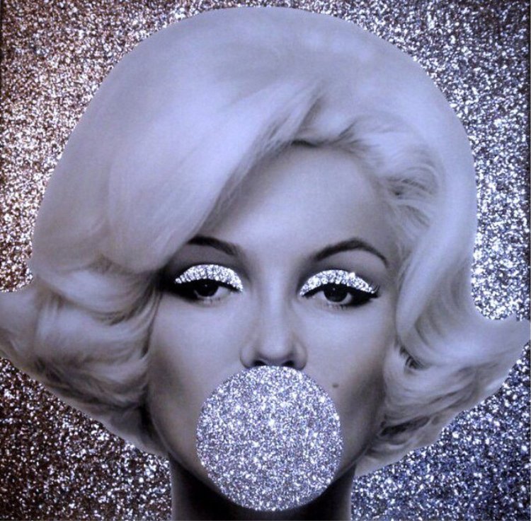 Marilyn Monroe with gum
