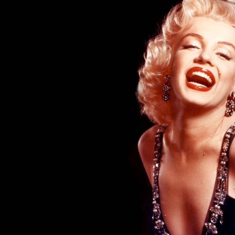 Marilyn Monroe sings