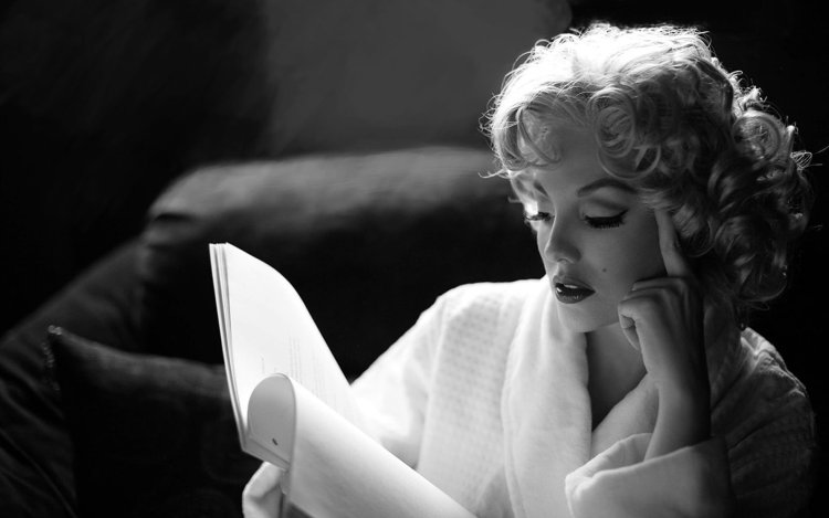 Marilyn Monroe with a book