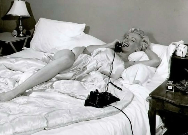 Pictures of dead Marilyn Monroe