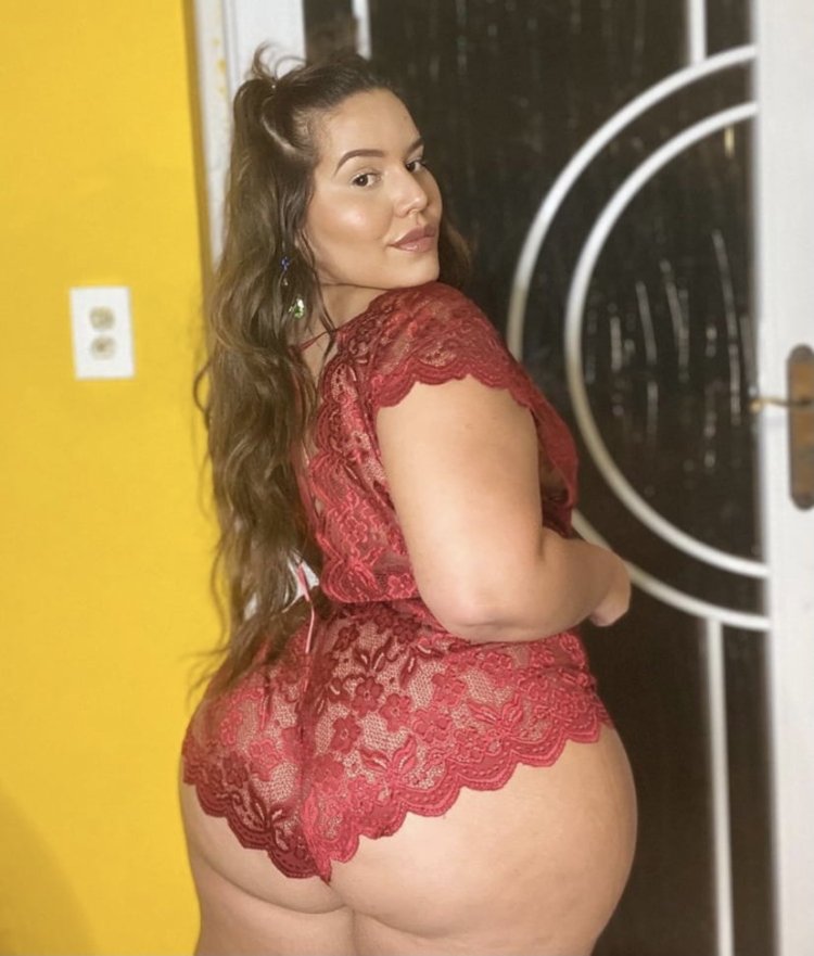Stephanie Viada Plus-Size model